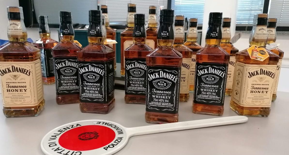 Dall’Esselunga di Valenza avevano rubato questi liquori, denunciati dalla Polizia Municipale