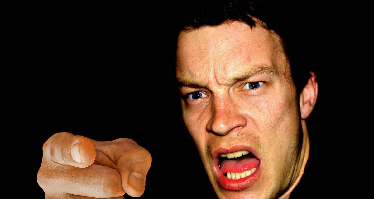 I Carabinieri di Novi Ligure intervengono per calmare una persona  che semina il panico nel centro città