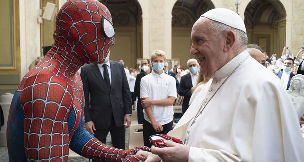 Intervista al giovane che vestito da Uomo Ragno ha incontrato il Papa