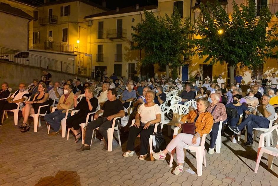 Sabato a Serravalle Scrivia si beve, si ride, si pensa col “Caffé cantante”
