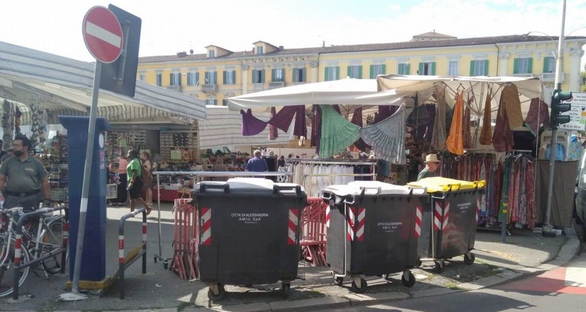 Troppi rifiuti abbandonati al mercato di Alessandria, il Comune interviene con i cassonetti