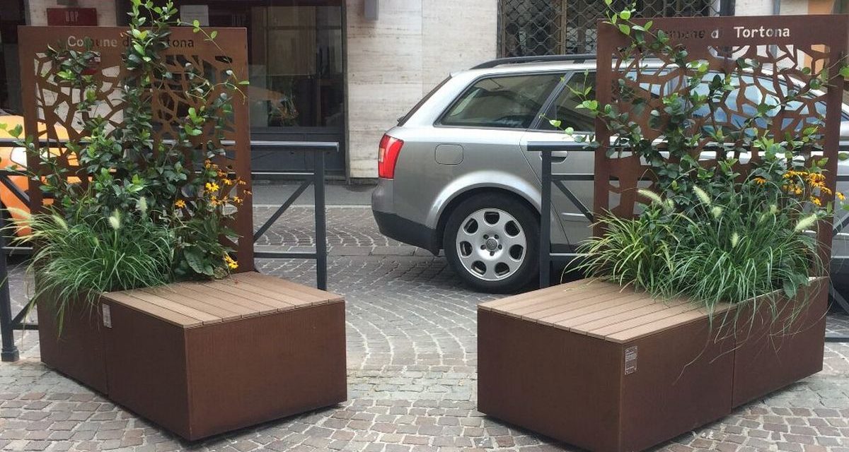 A Tortona installate le nuove panchine fiorite e tolte alcune vecchie