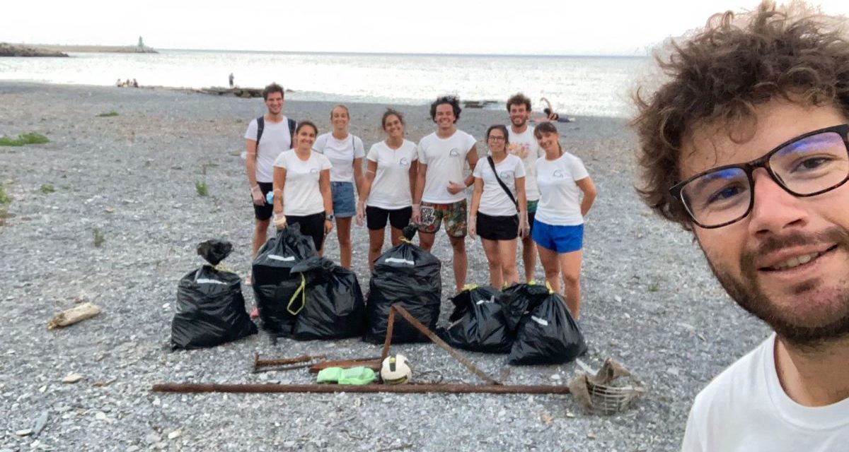 L’associazione “I delfini del Ponente” hanno ripulito una spiaggia a Imperia
