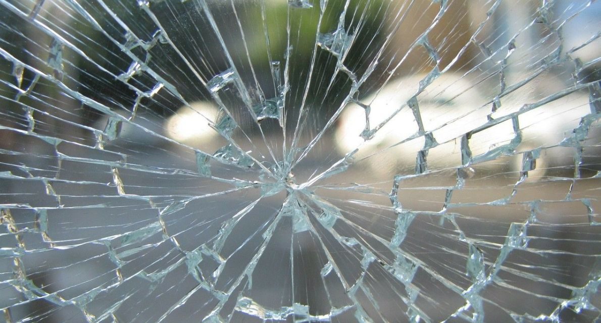 Marocchino spacca la vetrina di una panetteria in corso Don Orione a Tortona