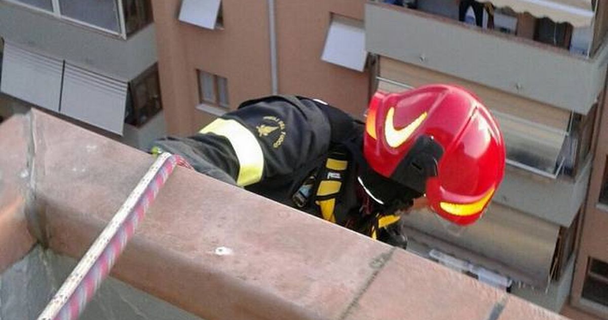 Schianto nel Tortonese con un ragazzo estratto dall’auto e due bambini chiusi in casa salvati dai pompieri