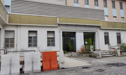 Tortona, 55enne in precarie condizioni igieniche disturba la gente al Pronto Soccorso e alla stazione