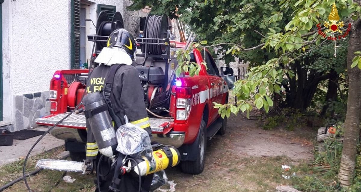 Tortonese di 66 anni cade dal tetto a Momperone e viene soccorso da 118 e pompieri: in prognosi riservata