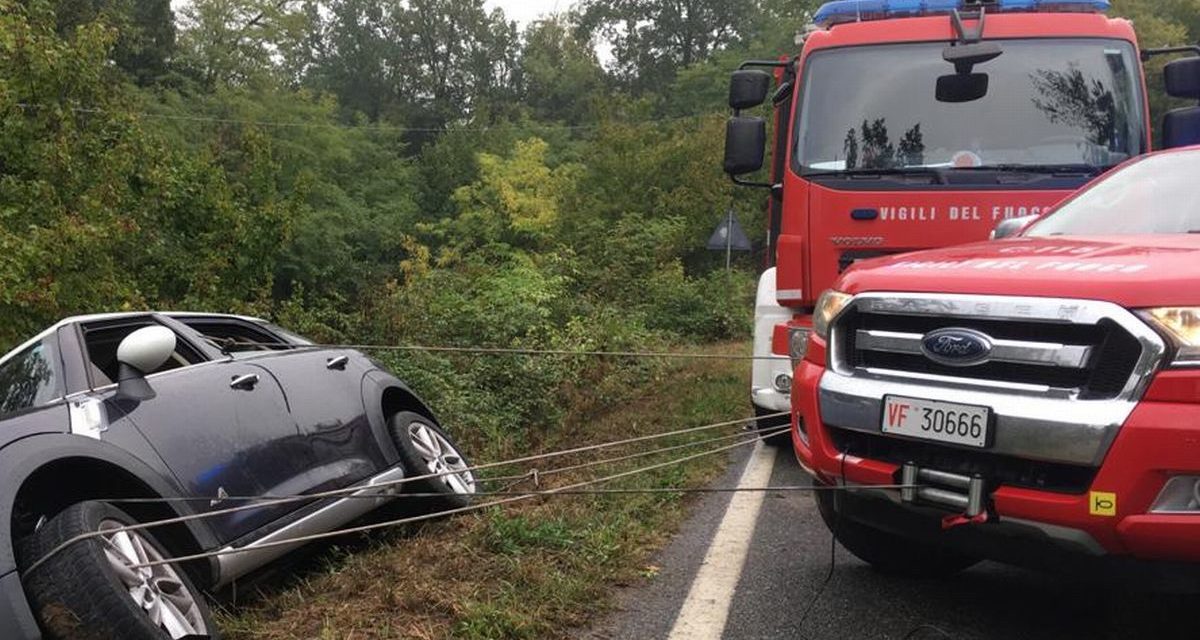 Donna Tortonese alla guida di un’auto rimane in bilico sul precipizio, salvata dai pompieri