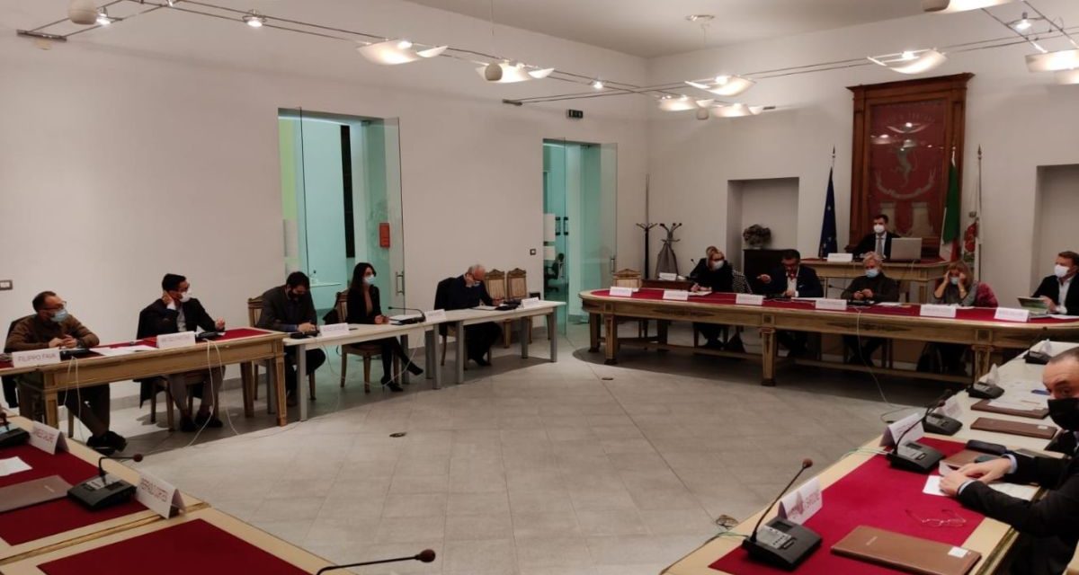 Consiglio comunale a Tortona quasi unito: una parte dell’opposizione vota con la maggioranza