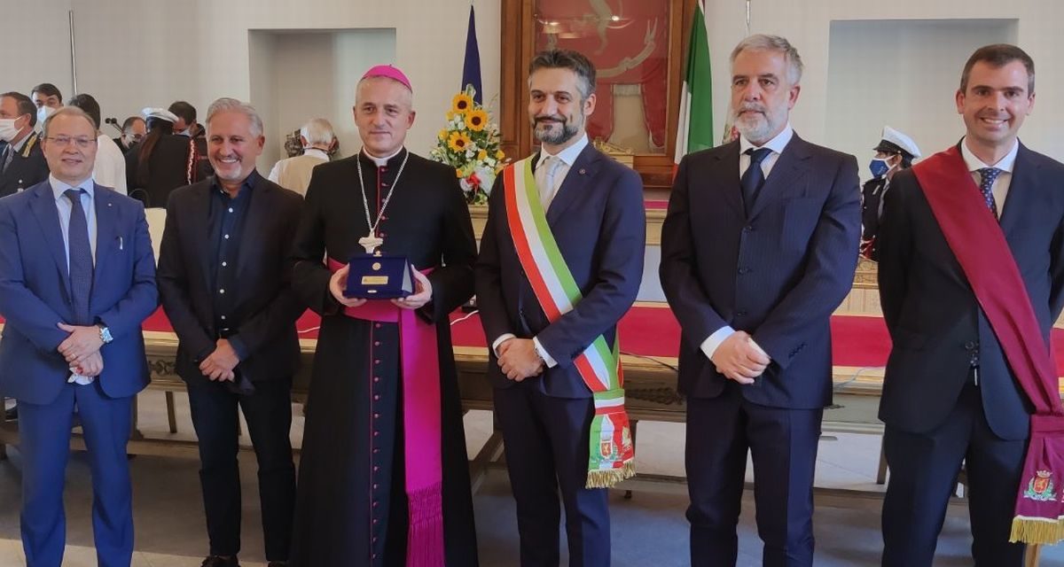 Consegnato al Vescovo Vittorio Viola il “Grosso d’oro” prestigiosa onorificenza di Tortona