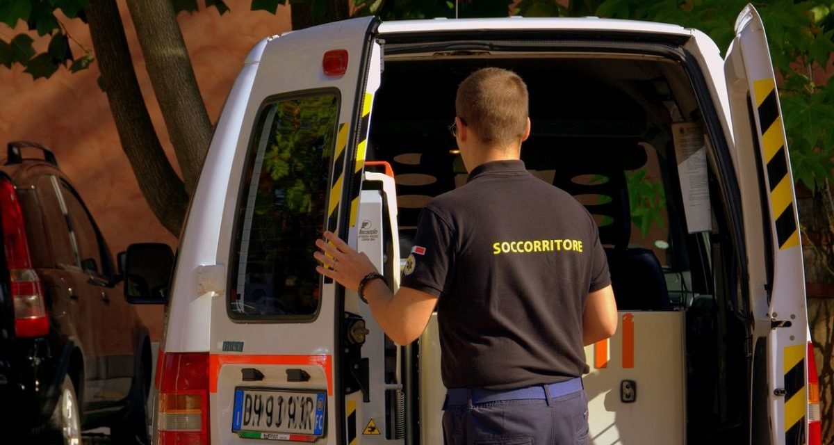 Giovane fuori strada con l’auto a Sale, trasportato al pronto Soccorso