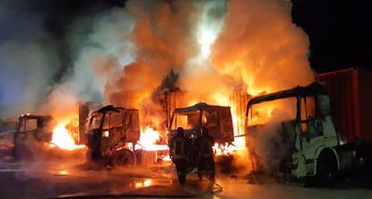 Incendio forse doloso in un deposito di camion a Villalvernia. Le immagini