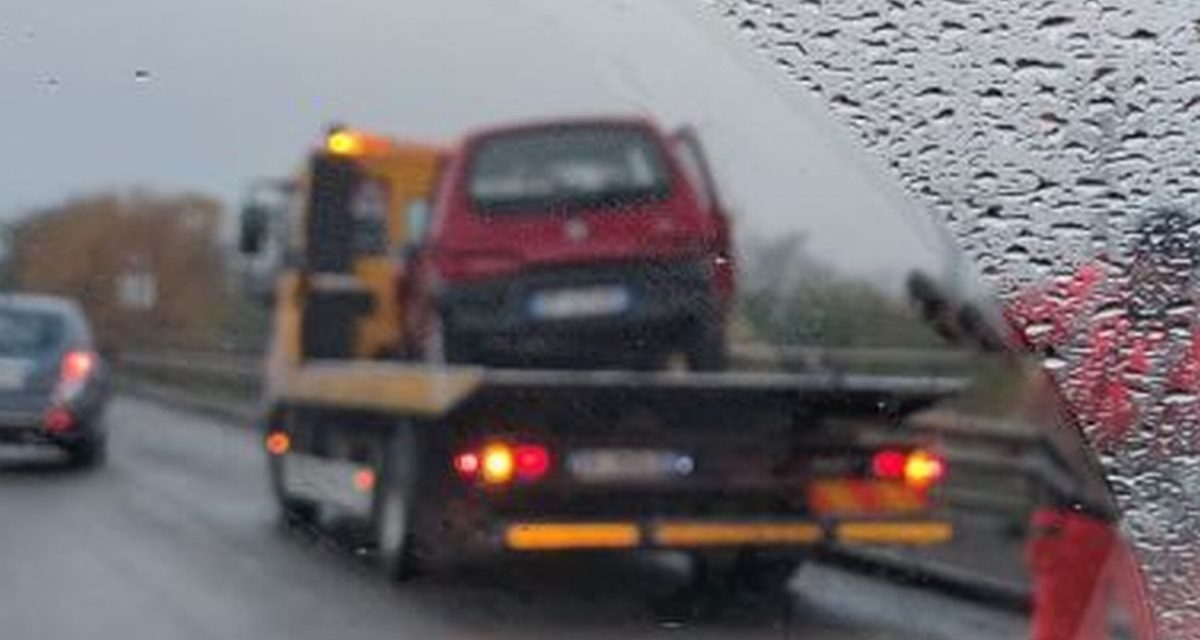 Schianto frontale fra due auto alla periferia di Tortona, tre feriti