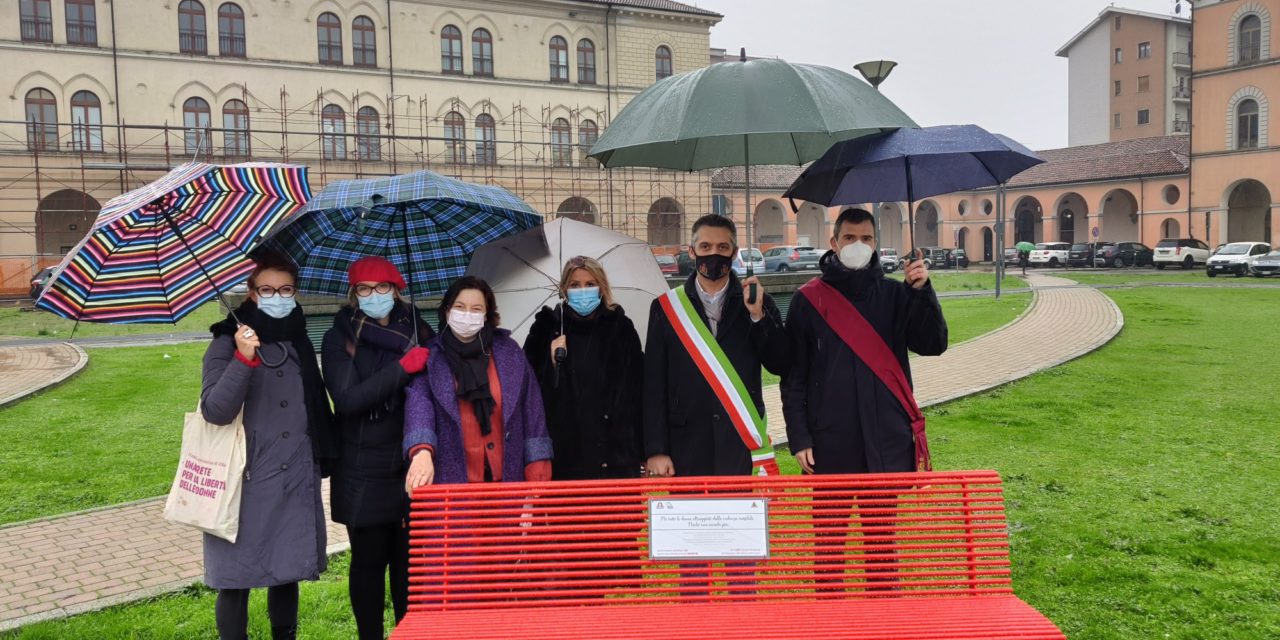 A Tortona neppure la pioggia battente ferma la manifestazione a sostegno delle donne