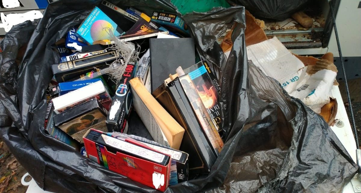 Individuato e multato da Gestione Ambiente mentre abbandona questi rifiuti a Pasturana