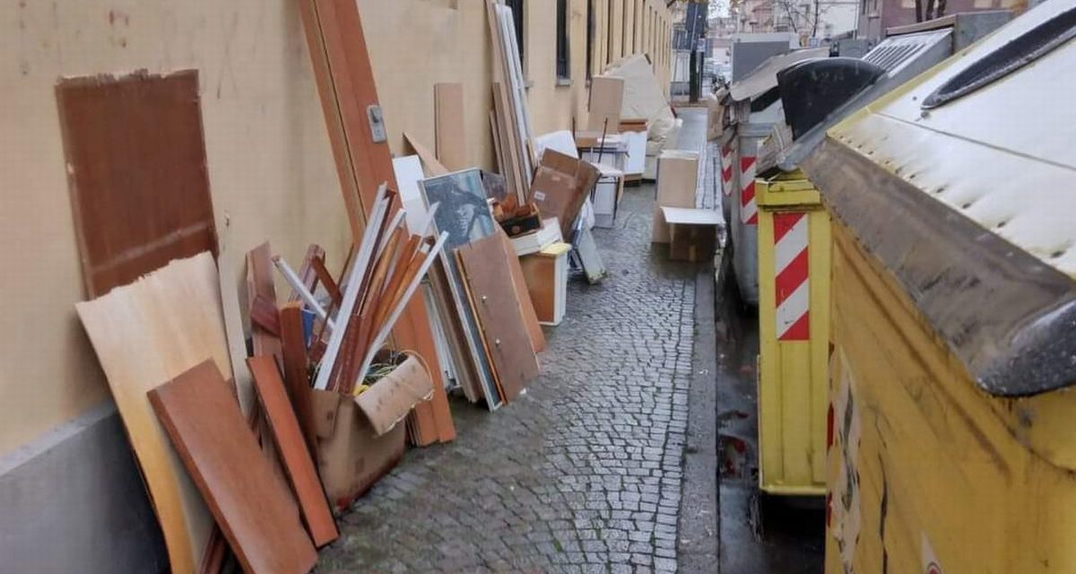Abbandona questi rifiuti  in centro a Valenza, preso il resposabile