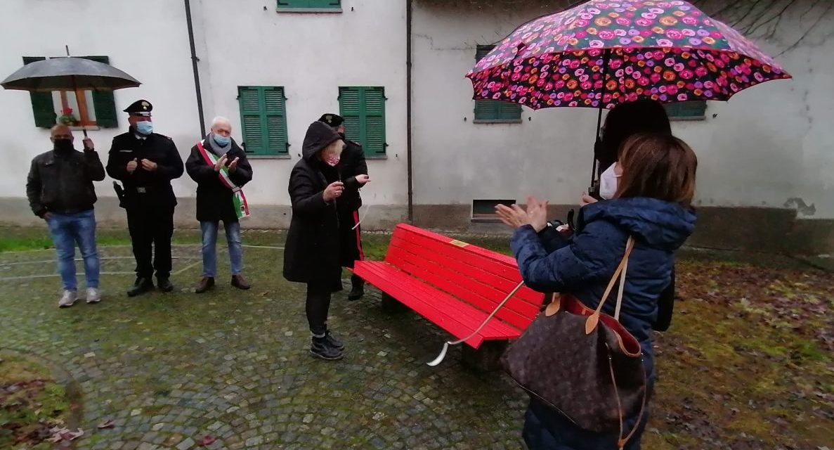 Anche a Villalvernia la “Panchina Rossa” in difesa delle donne