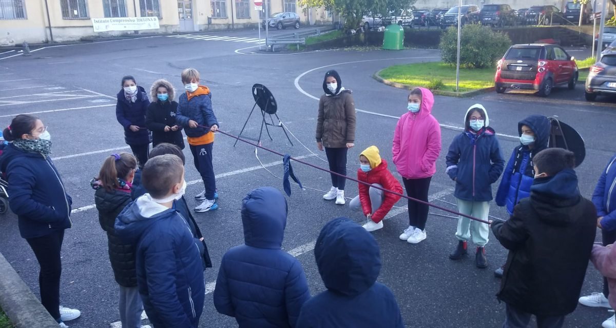 Giochi scientifici all’aperto per i bambini della scuola “Salvo D’acquisto” di Tortona