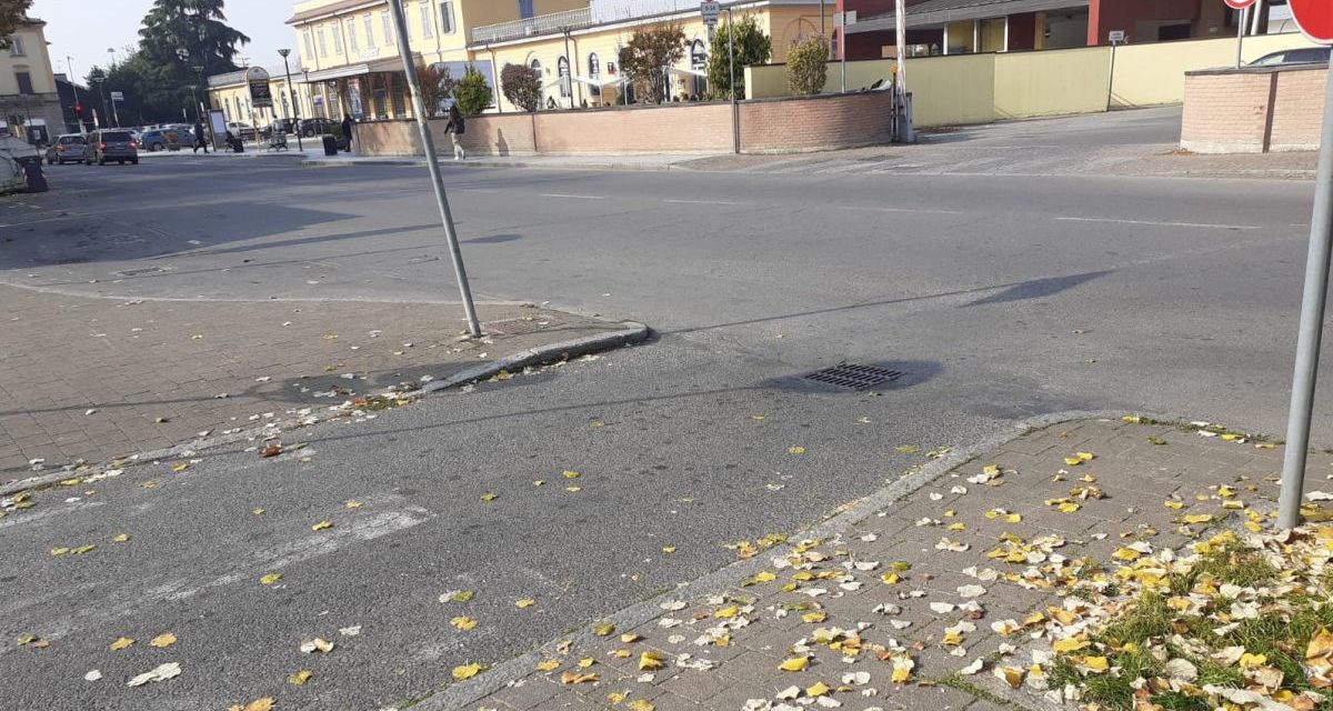 Ma perché a Tortona l’ingresso di questo parcheggio è così stretto? Si rischiano le gomme!
