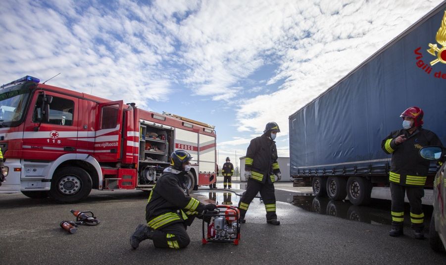 Tortona, mezzo si rovescia sull’ A/7 spargendo gasolio, autostrada chiusa, intervengono i pompieri