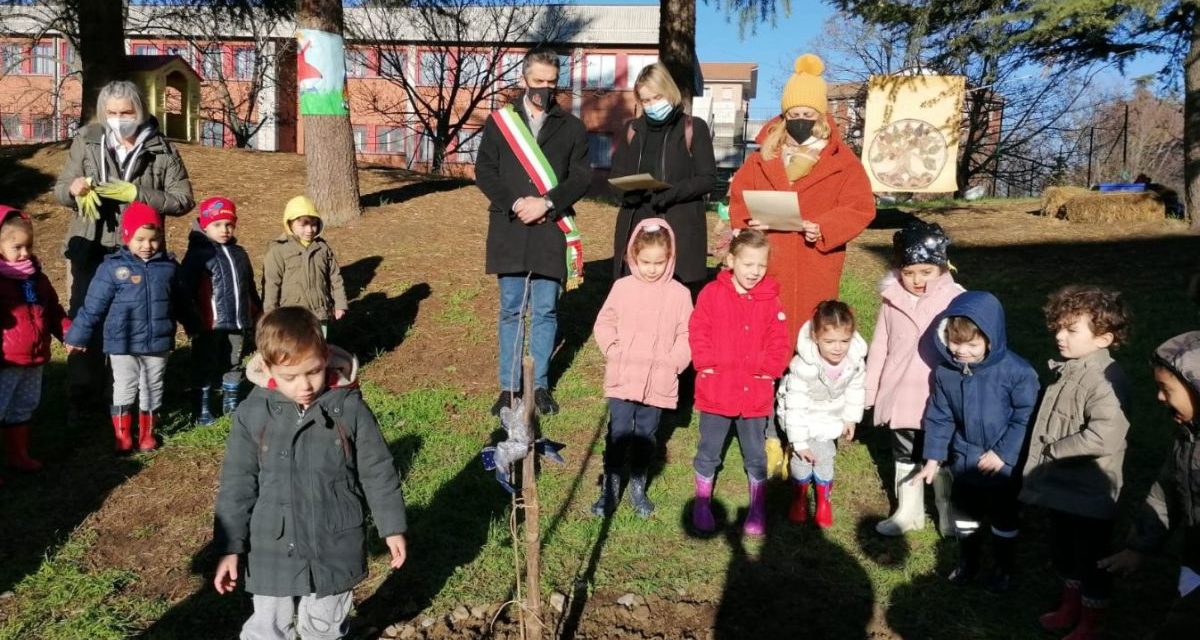 I bimbi della scuola “Sarina” di Tortona hanno celebrato la Festa dell’albero