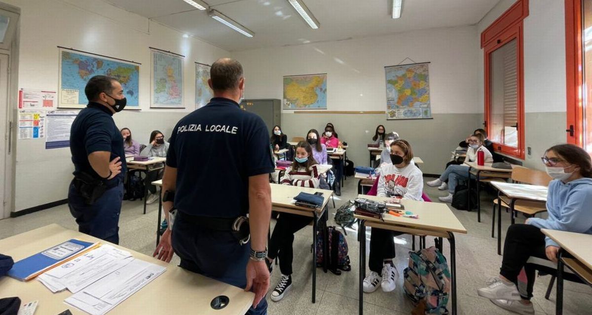 La Polizia Locale di Casale all’Istituto Balbo per il progetto Una patente per camminare