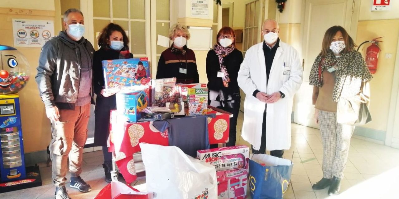 Daniele Barca e la moglie Patrizia Cetti regalano giochi all’ ospedale infantile di Alessandria