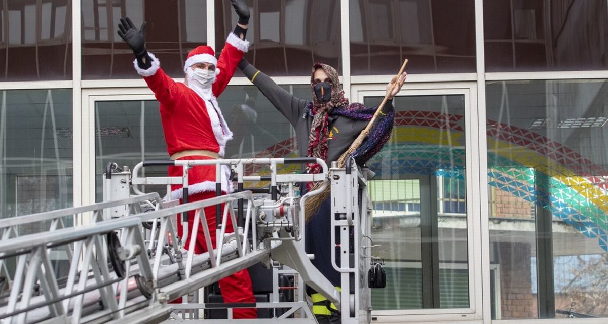 I Vigili del fuoco di Alessandria hanno festeggiato la Befana coi bambini all’infantile