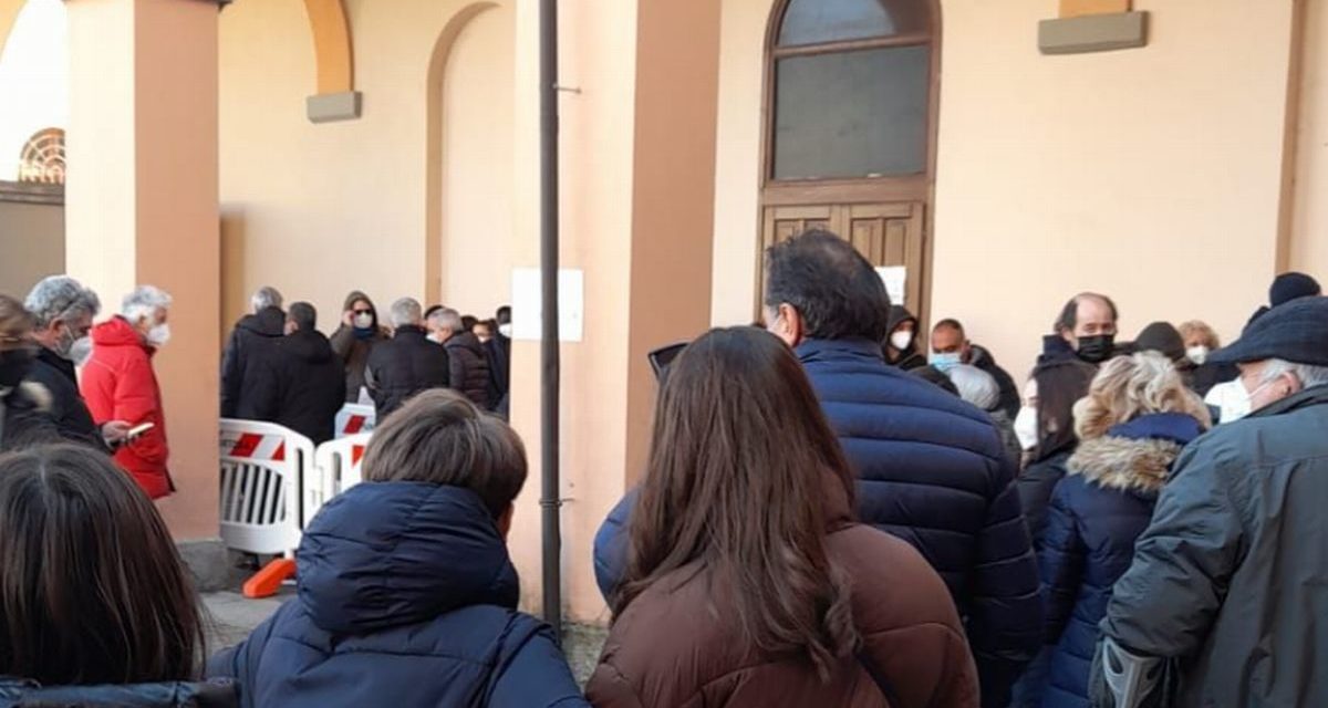 Code e assembramenti al Centro vaccini di Tortona: perché l’Asl permette questo?
