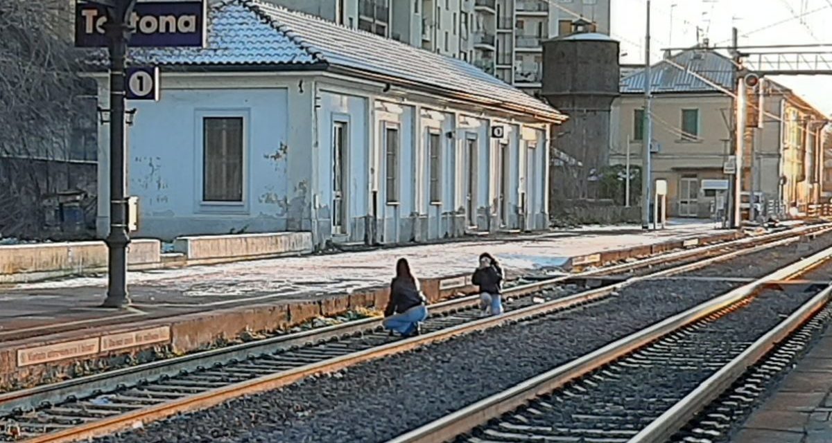 Due ragazze incoscienti giocano con la vita sui binari della stazione di Tortona!