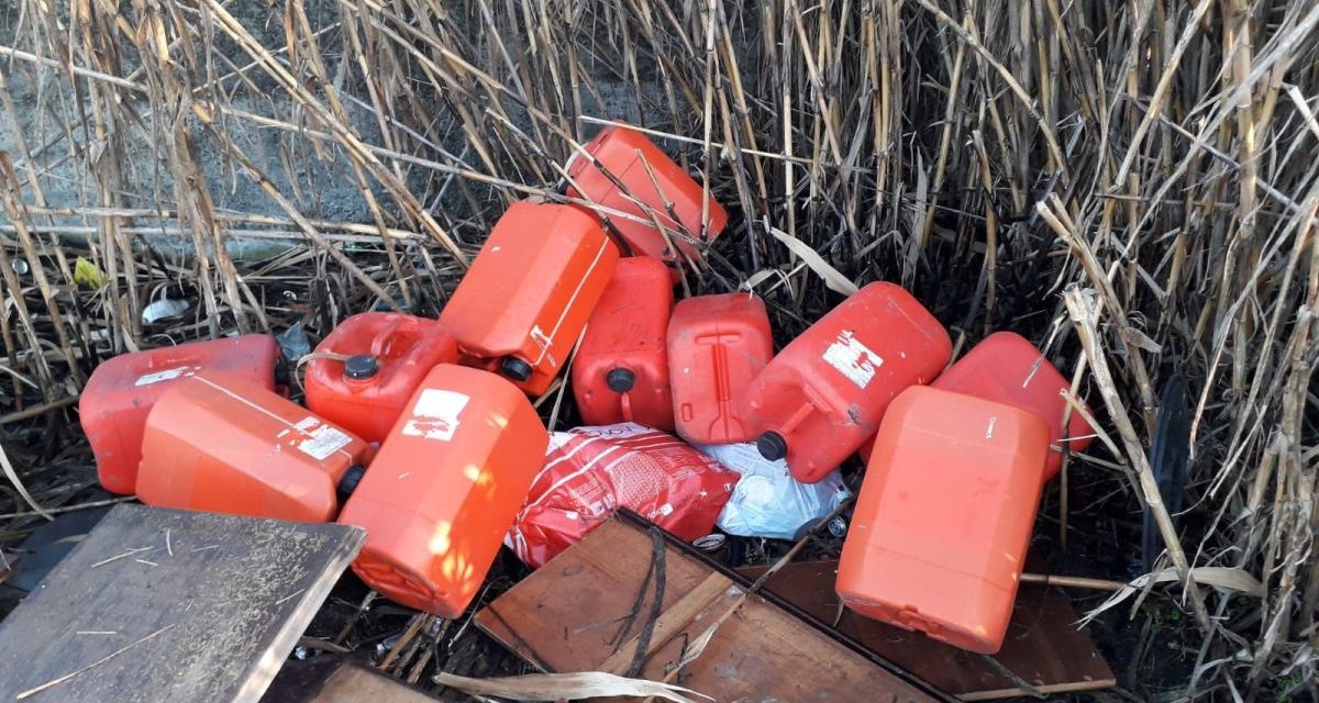 Gli agenti della Polizia Municipale di Tortona scoprono questi rifiuti abbandonati