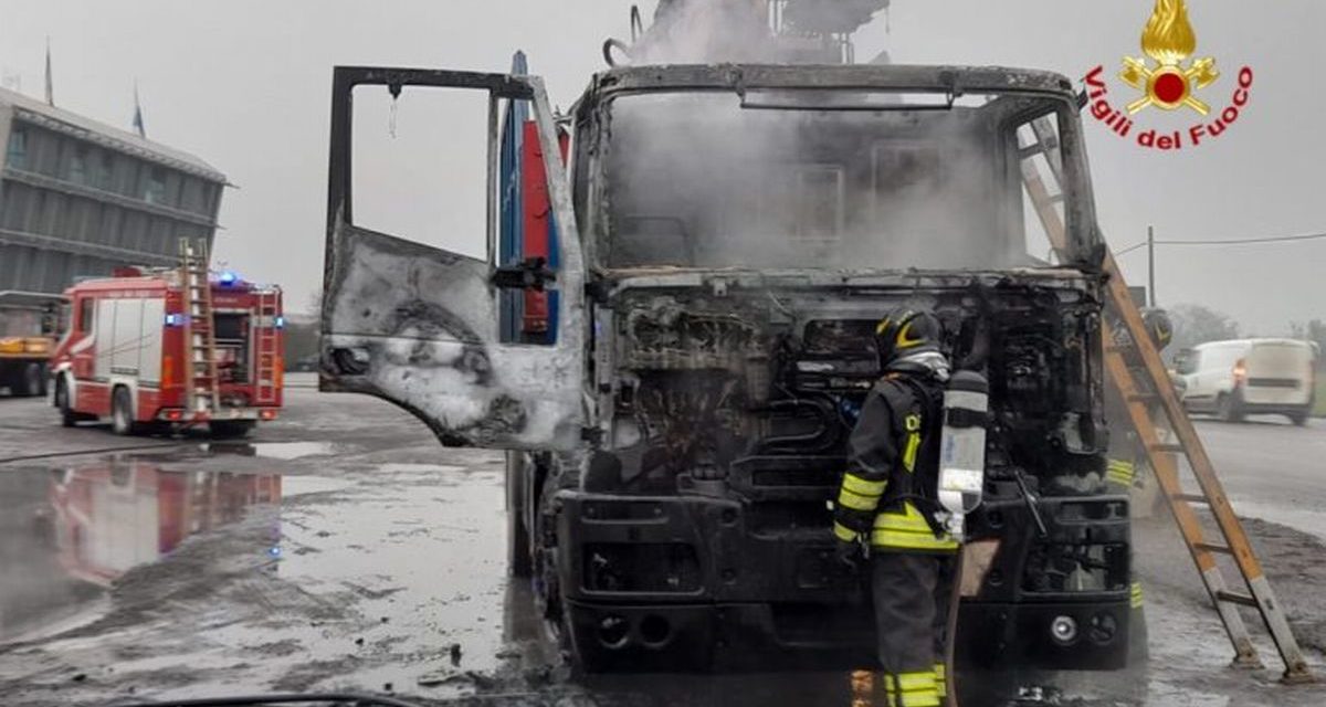 Camion a fuoco alla periferia di Tortona, distrutta la motrice, ma scongiurato un maxi incendio
