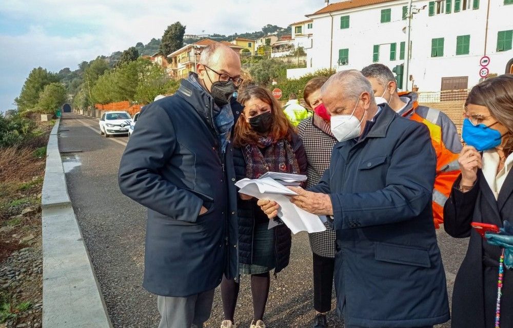 Imperia, sopralluogo del sindaco Scajola sulla ciclabile: “Attenzione ai dettagli, sarà una pista molto connessa alla città”