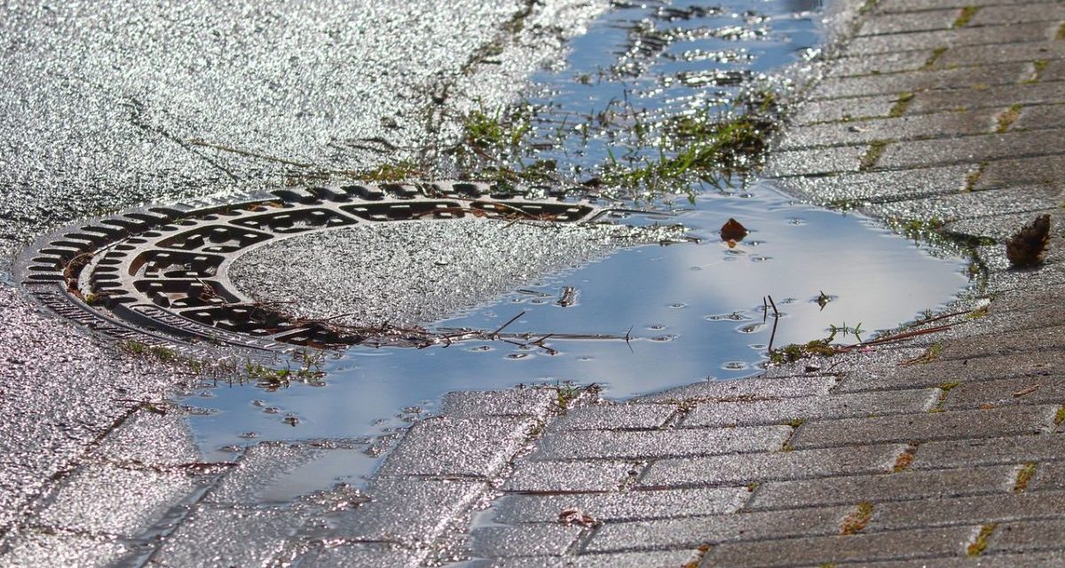 Il Comune di Tortona pulisce i tombini delle strade della città