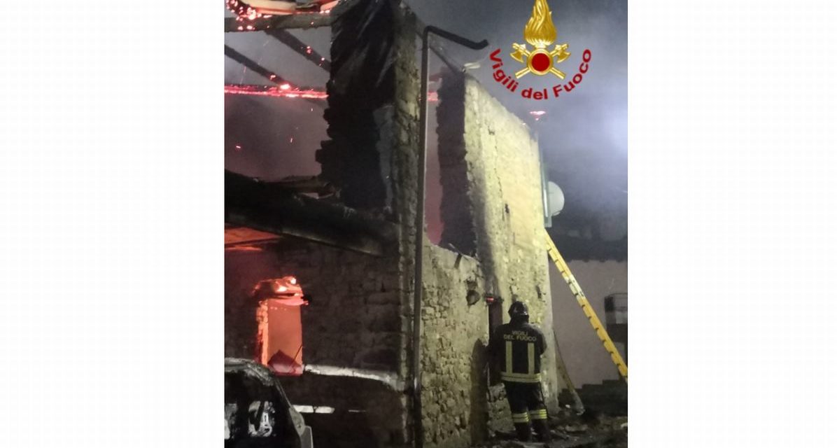 A Costa Vescovato incendio distrugge tre auto, un fienile e tanto altro. Evacuata una famiglia