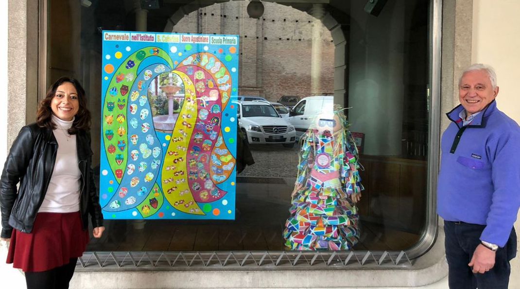 I colori del Carnevale nelle vetrine del centro di Voghera