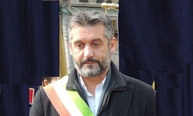 Tortona, box auto trasformato in alloggio abusivo tra rifiuti e bottiglie di urina: il Sindaco ordina la bonifica
