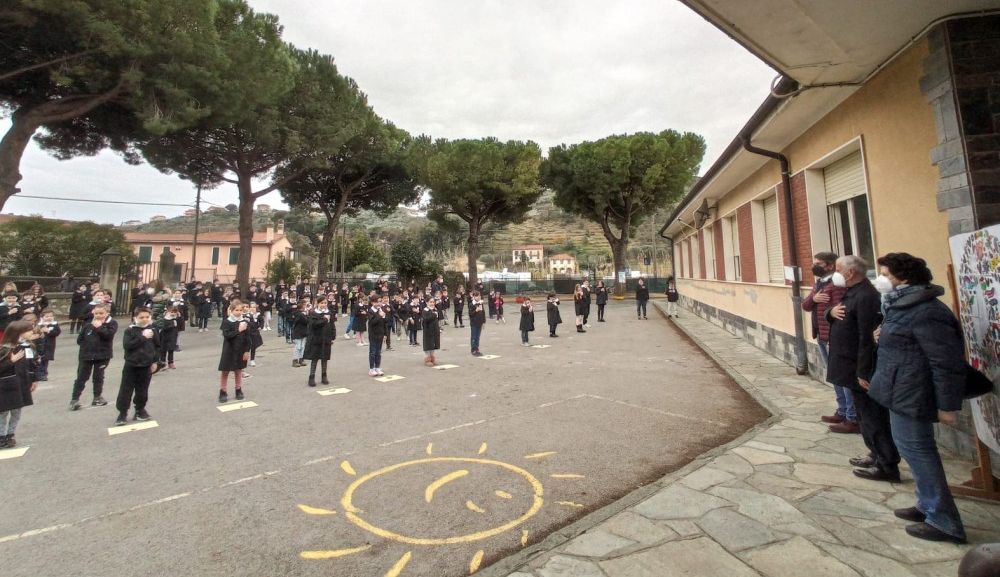 Imperia, gli alunni della Scuola di Caramagna accolgono il sindaco