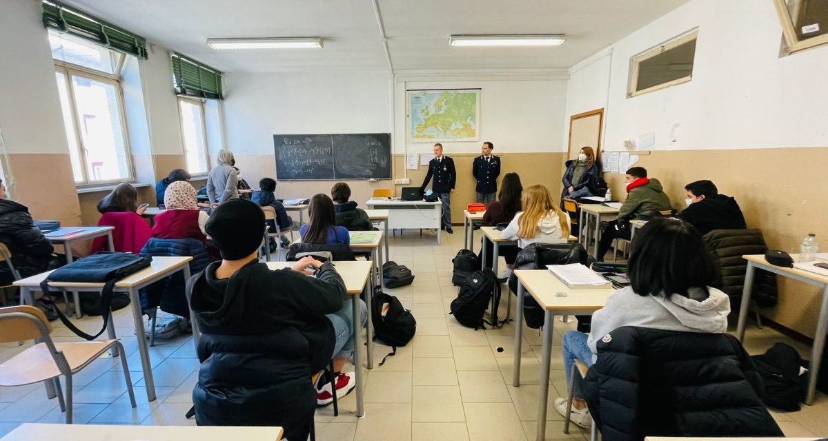 Gli studenti del “Marconi” di Tortona imparano la legalità grazie alla Polizia Postale