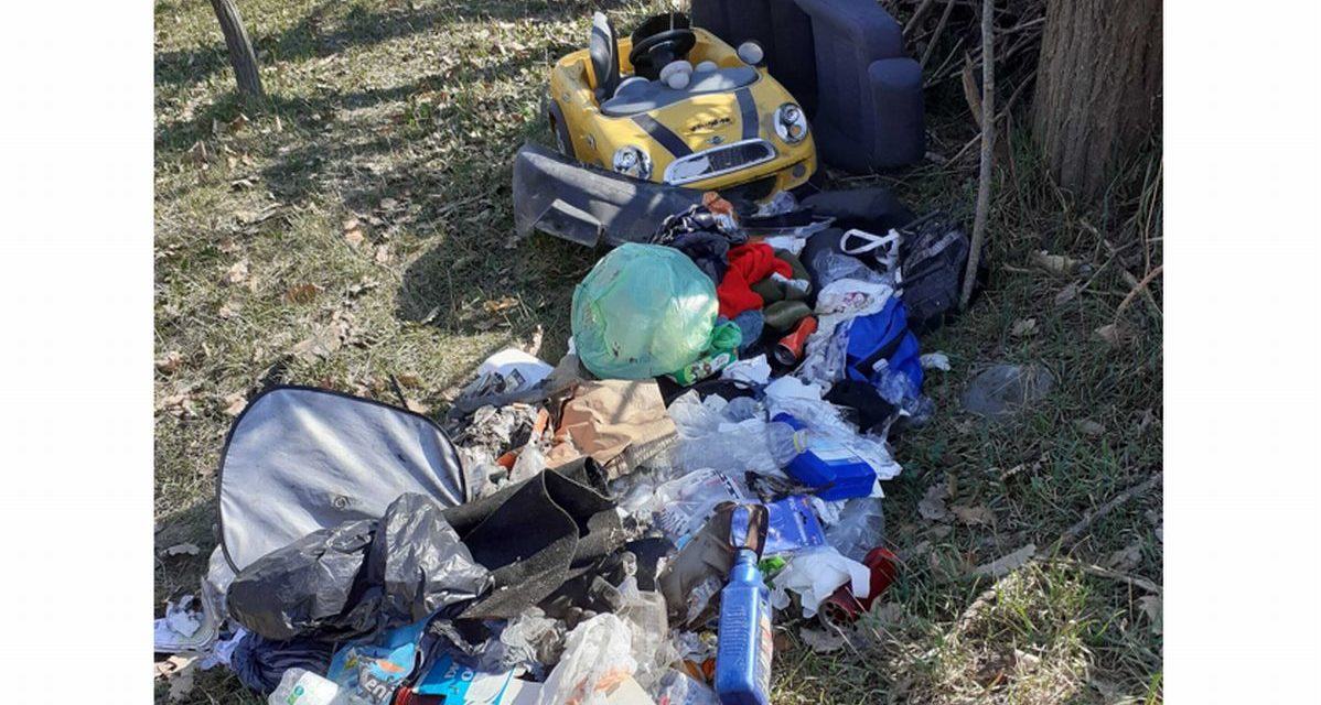 Abbandona questi rifiuti a Predosa e viene multato. Indagini anche a Serravalle per altri abbandoni