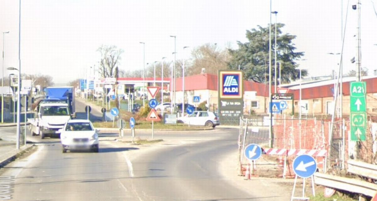 L’asfalto alla rotonda Aldi di Tortona si sta sfaldando: una lettrice segnala la pericolosità per i ciclisti