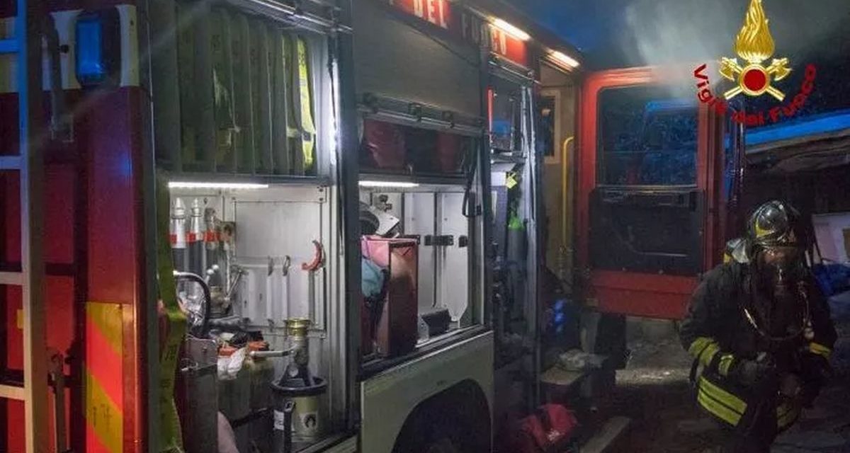 Incendio in una villetta a Brignano Frascata, i pompieri impegnati tutta la notte. Ingenti i danni