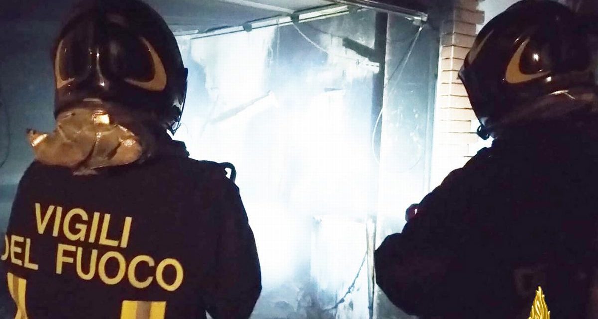 Il Sindaco vede un’officina a fuoco e dà l’allarme, arrivano i pompieri di Tortona ma i danni sono ingenti