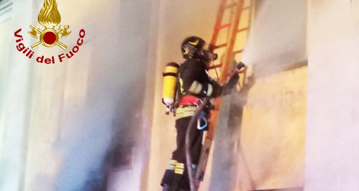 Brucia un tetto a Sarezzano, evacuata una famiglia, ma poteva andare peggio