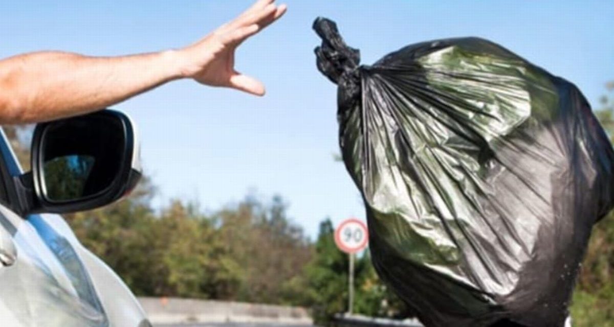 Gestione Ambiente sorprende a Tortona un uomo che abbandona rifiuti e scatta la multa