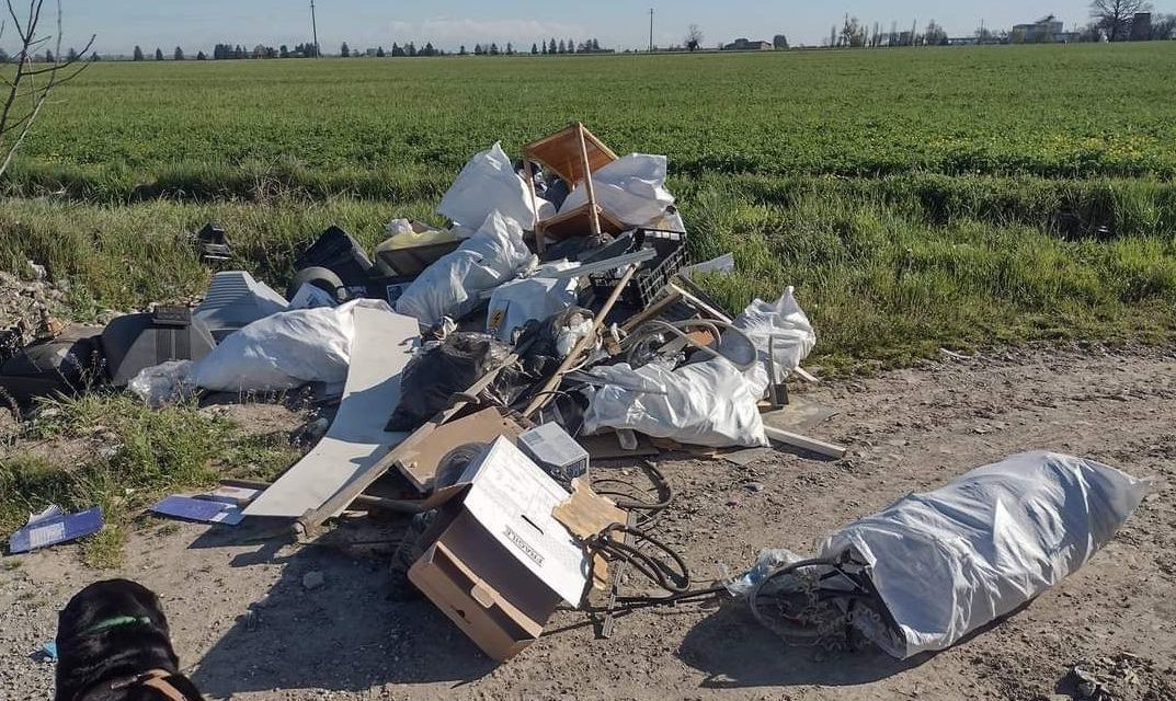 Abbandono di rifiuti speciali, tre denunciati dopo l’intervento della Polizia Locale di Voghera