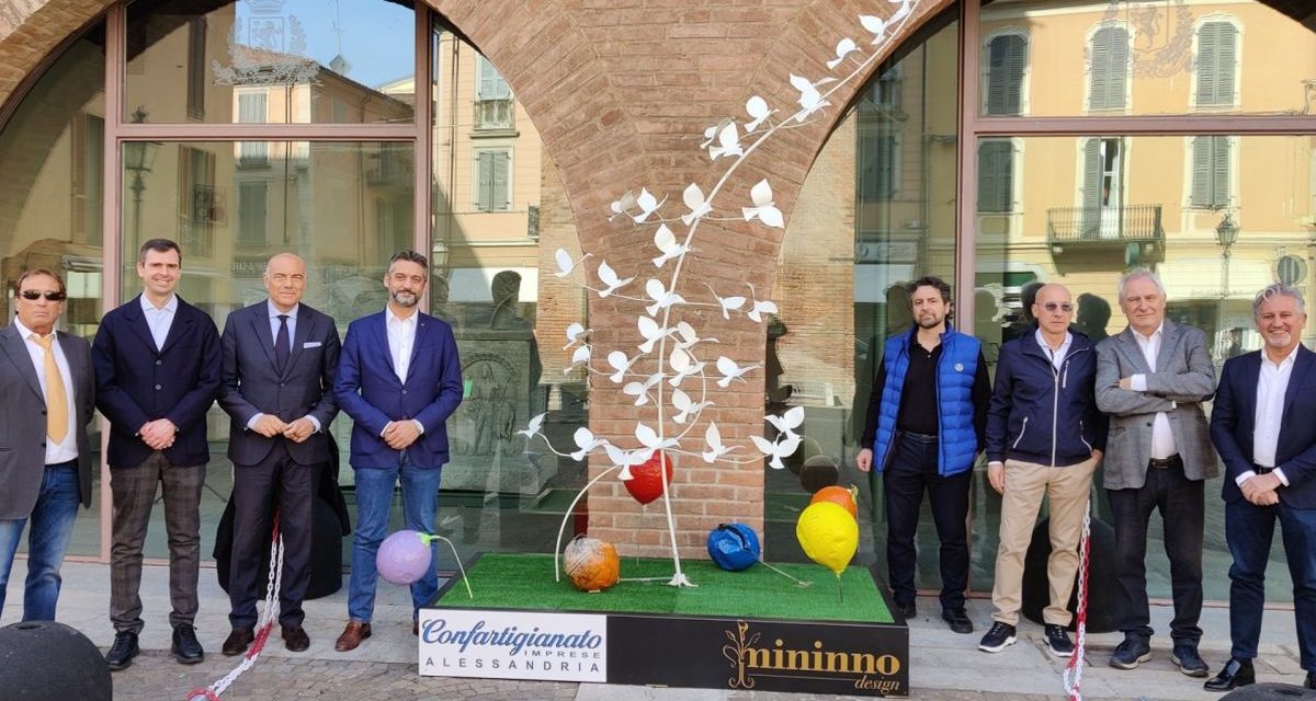 Pasqua e pace nella scultura donata al Comune di Tortona dagli artigiani