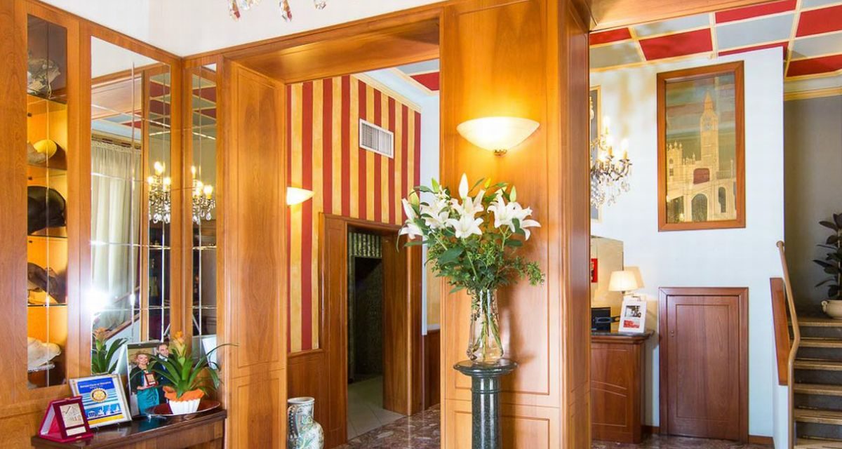 Alessandria, ucciso poco prima della pensione il portiere dell’hotel Londra. Si cerca l’omicida