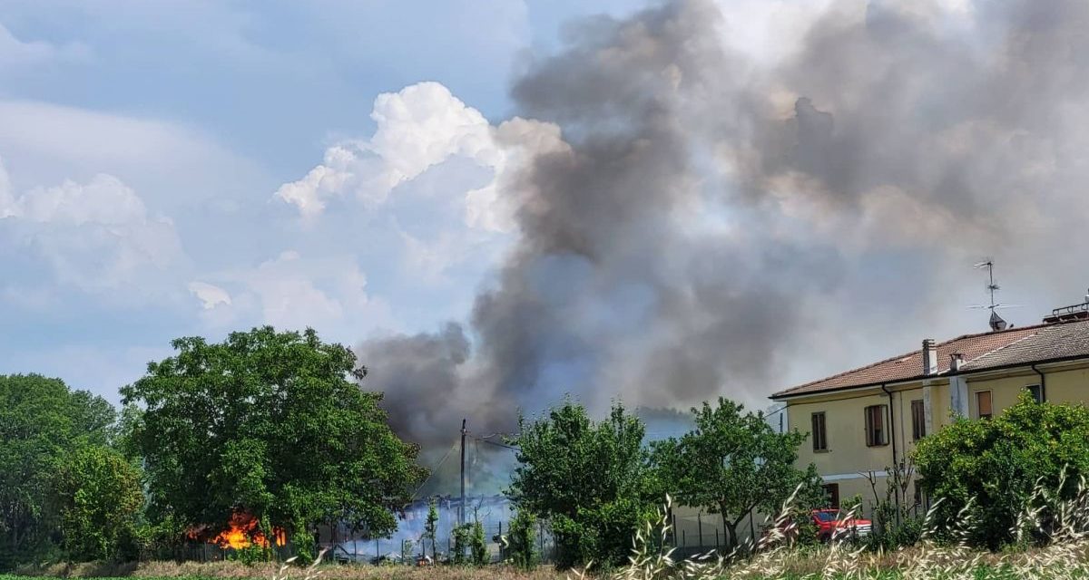 A Carbonara Scrivia questo incendio distrugge due ricoveri per gli attrezzi