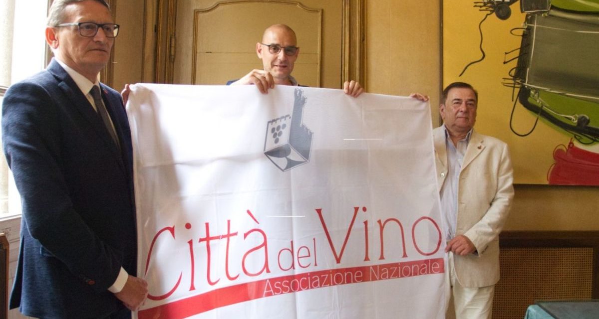 Acqui Terme è “Città del vino”, consegnata la bandiera dell’Associazione